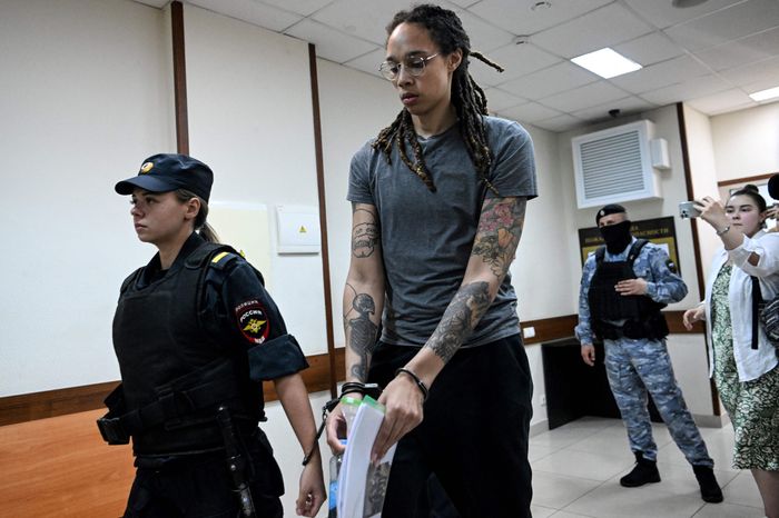 Read more about the article Brittney Griner: Russia frees US basketball star in swap with arms dealer Bout